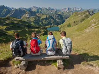 Wanderer auf Bank mit Blick auf Seealpsee