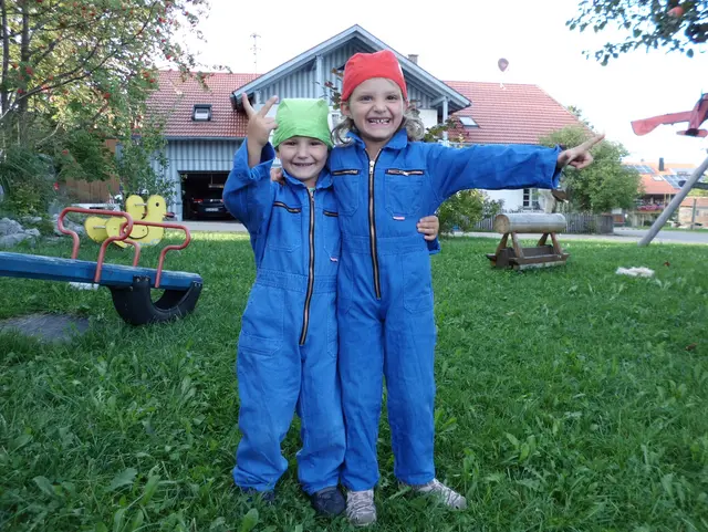 Kinder im Stalloutfit bereit zur Mithilfe im Stall