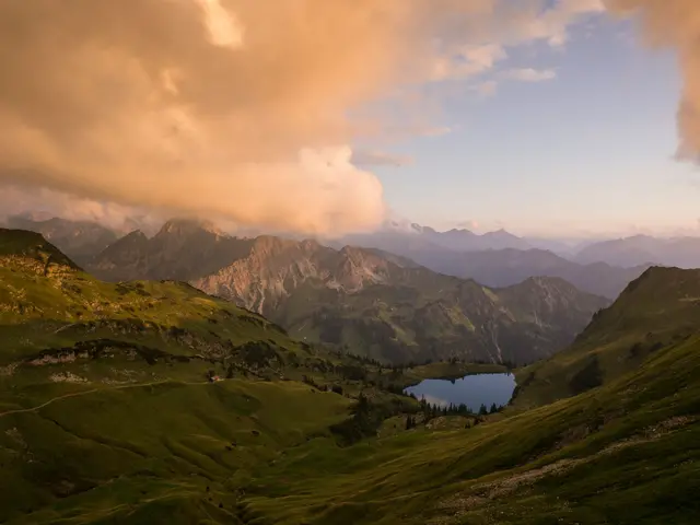 Goldenes Abendlicht über dem Seealpsee und den Allgäuer Bergen – unvergessliche Naturerlebnisse rund um den Bauernhofurlaub im Allgäu.