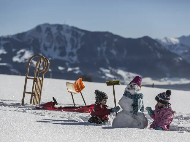 Kinder-Schneemann-Schlitten-Berge