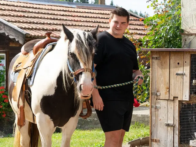 Reiten auf dem Bauernhof - © Ferienhof Kilger-Dodel, Waltenhofen Mann führt Pferd, Kind und Frau vorm Hasenstall