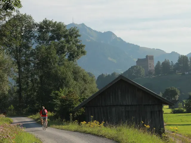 Radweg mit der Generaloberst-Beck-Kaserne im Hintergrund