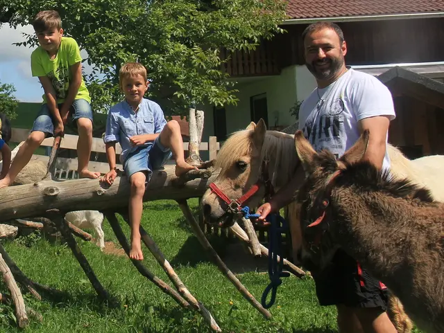 Familie mit Tieren - © Ferienhof Zobel, Oy-Mittelberg Viele Tiere für Kinder am Hof