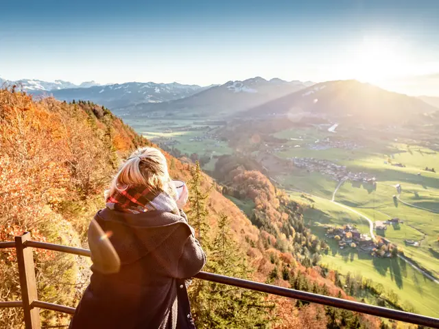 Frau genießt den Blick über die herbstliche Allgäuer Landschaft – entspannte Auszeit auf einem Bauernhof oder Landhof im Allgäu.