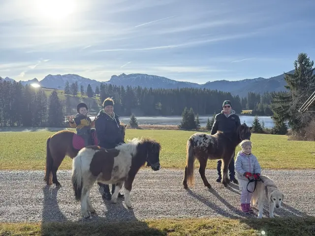 Familienausflug Ponyreiten - © Ferienhof Nägele, Seeg Familienausflug Ponyreiten mit Hund