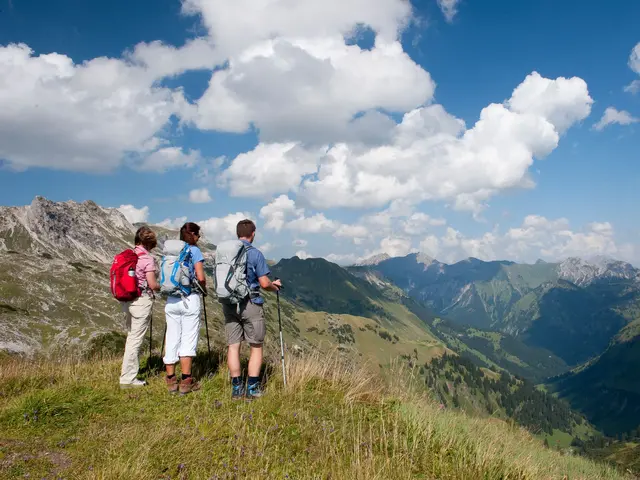 drei Personen Wandern auf den Zeigergipfel